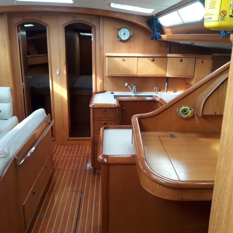 Sailing yacht 
