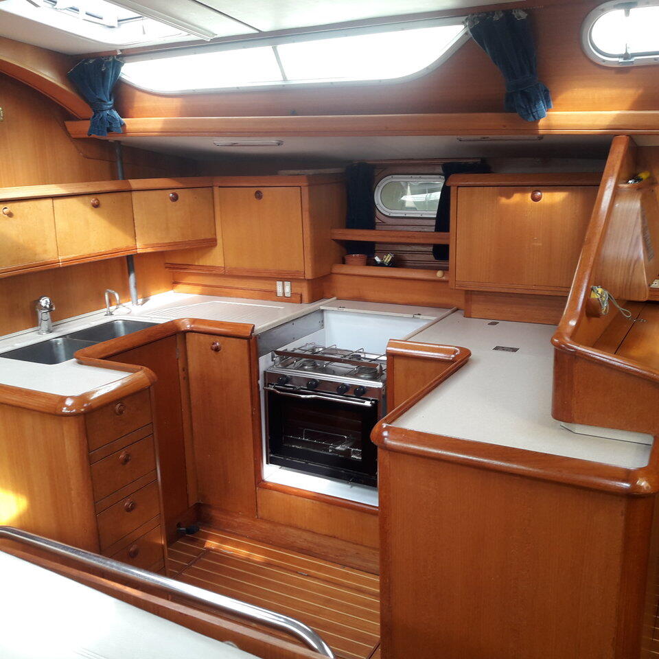 Sailing yacht 