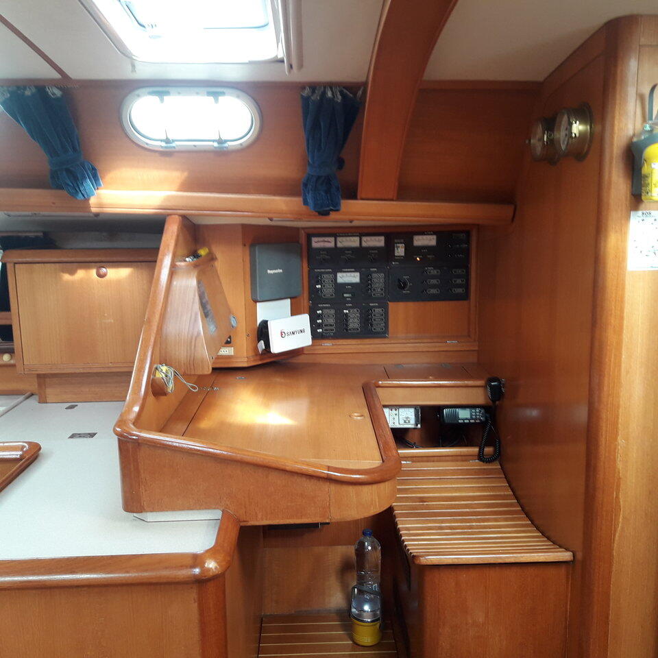 Sailing yacht 