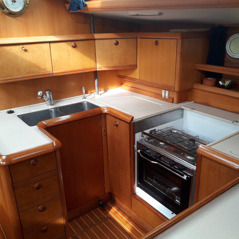 Sailing yacht 