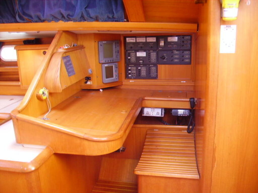 Sailing yacht 