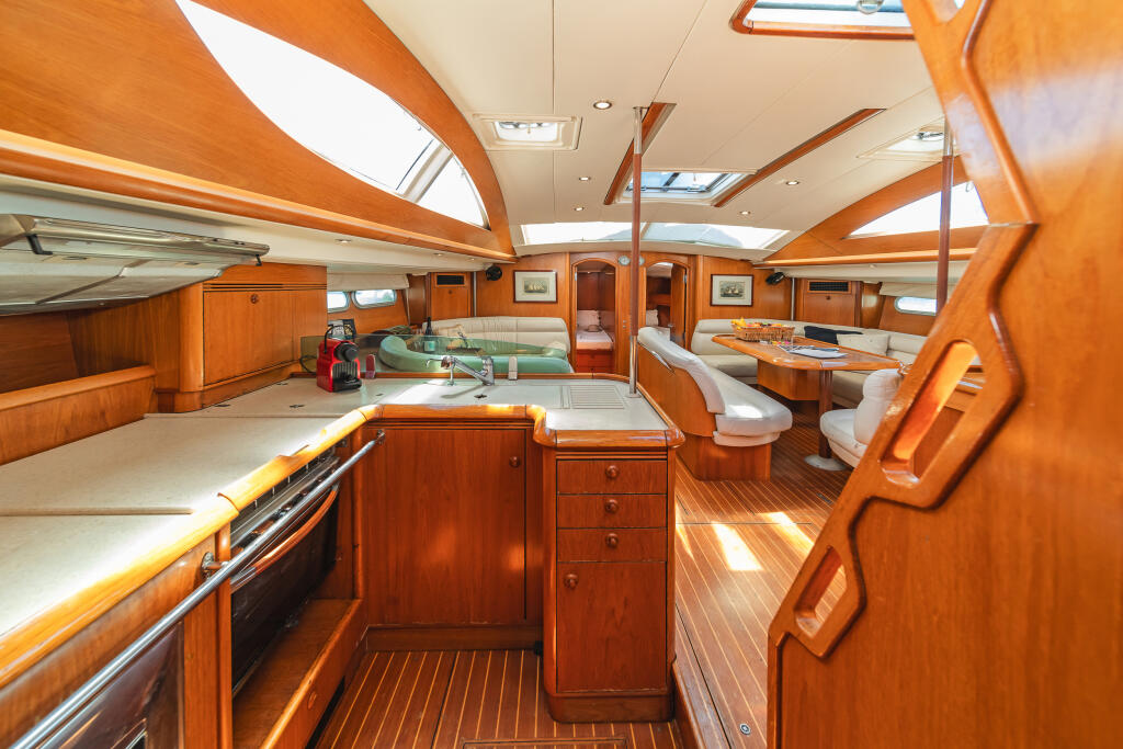 Sailing yacht 