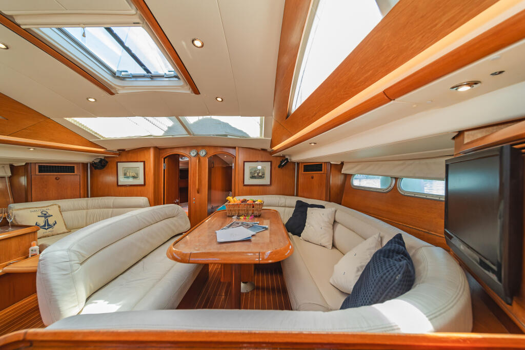 Sailing yacht 