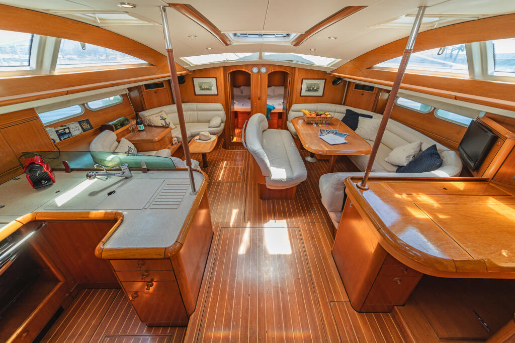 Sailing yacht 