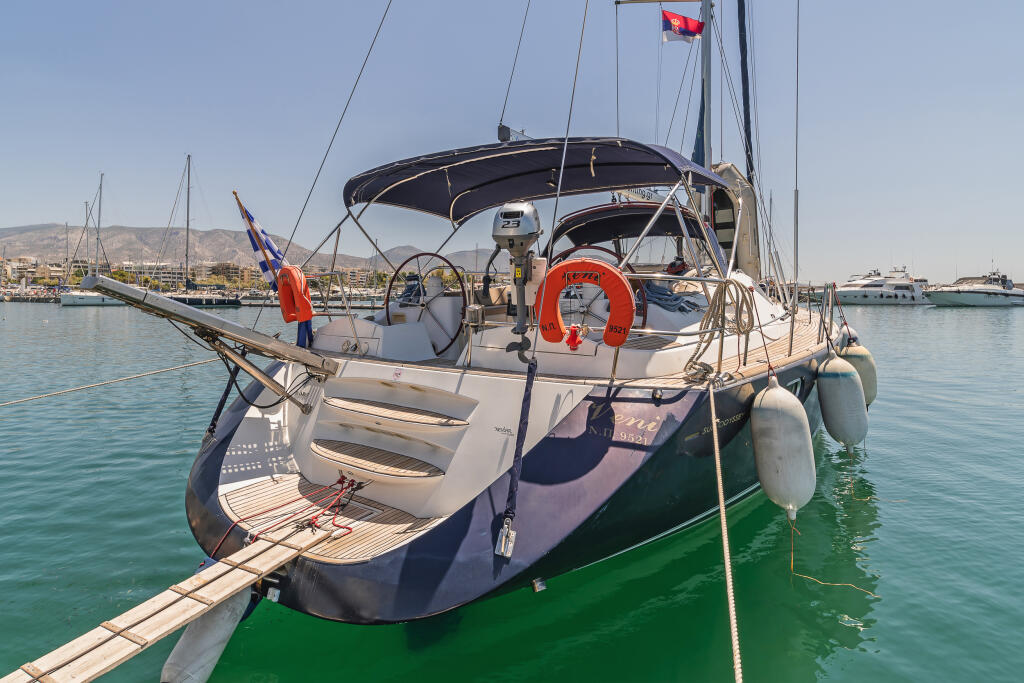Sailing yacht 