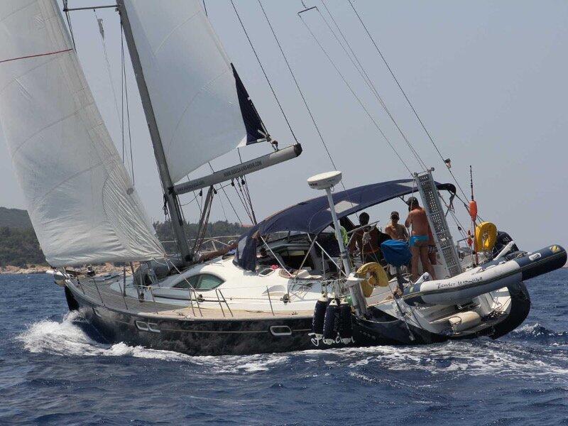 Sailing yacht 