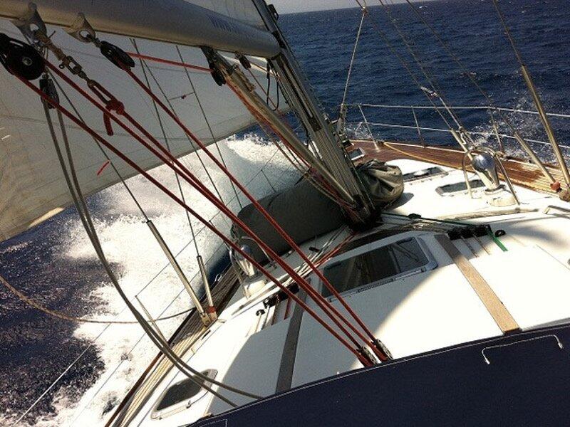 Sailing yacht 