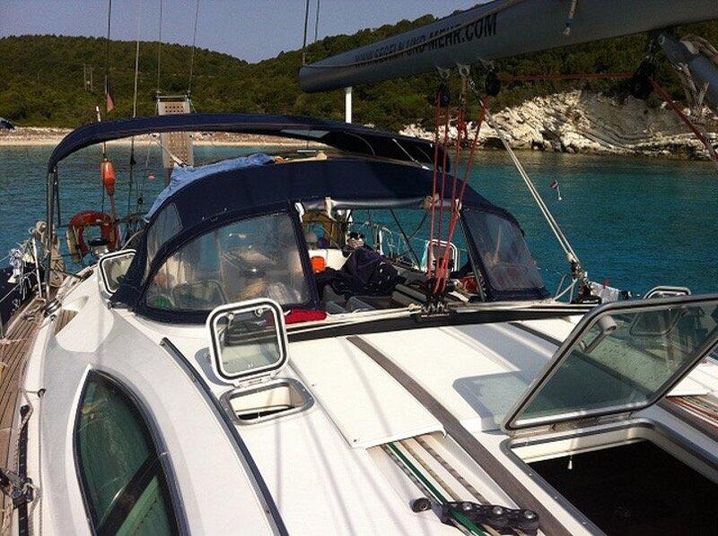 Sailing yacht 