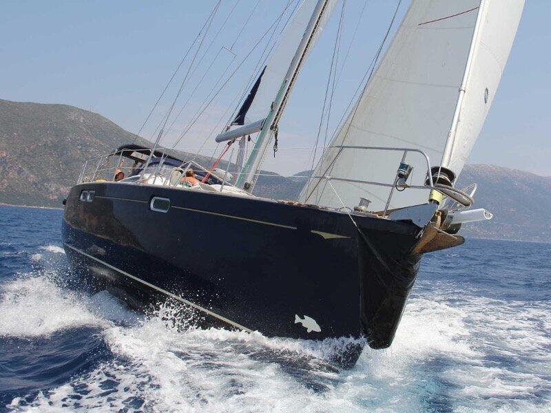 Sailing yacht 