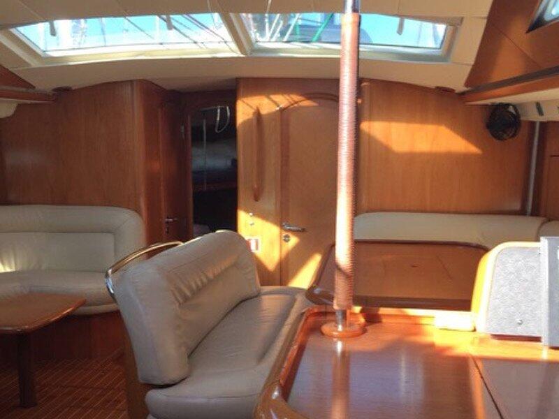 Sailing yacht 