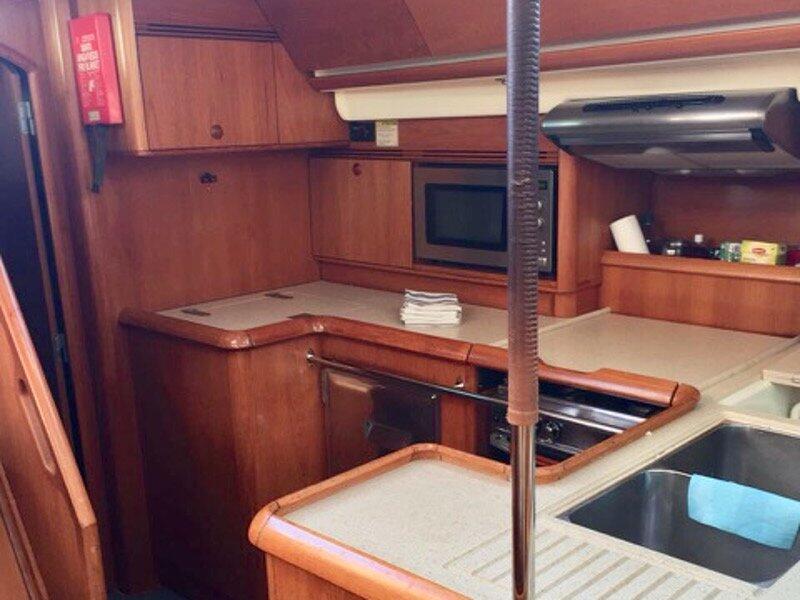 Sailing yacht 