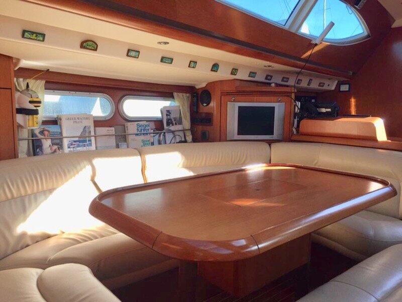 Sailing yacht 