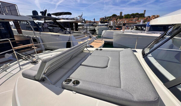 Motor yacht 