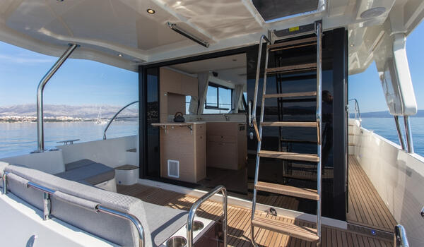 Motor yacht 
