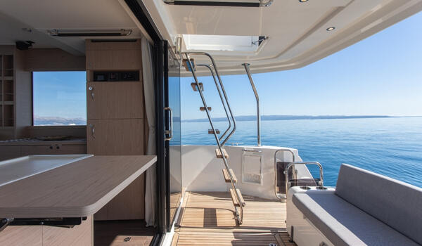 Motor yacht 