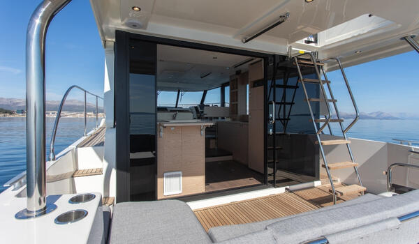 Motor yacht 