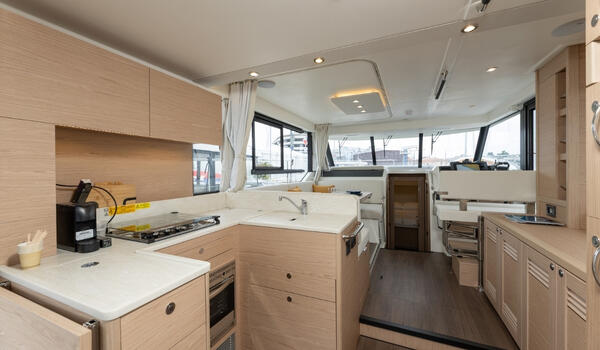 Motor yacht 