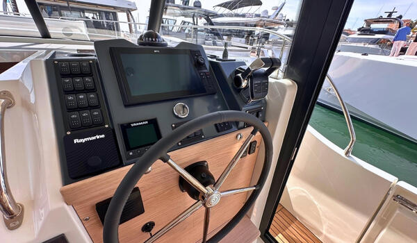 Motor yacht 