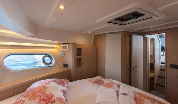 Motor yacht 
