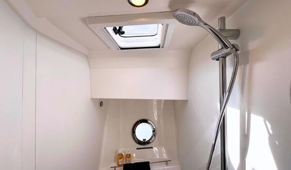 Motor yacht 