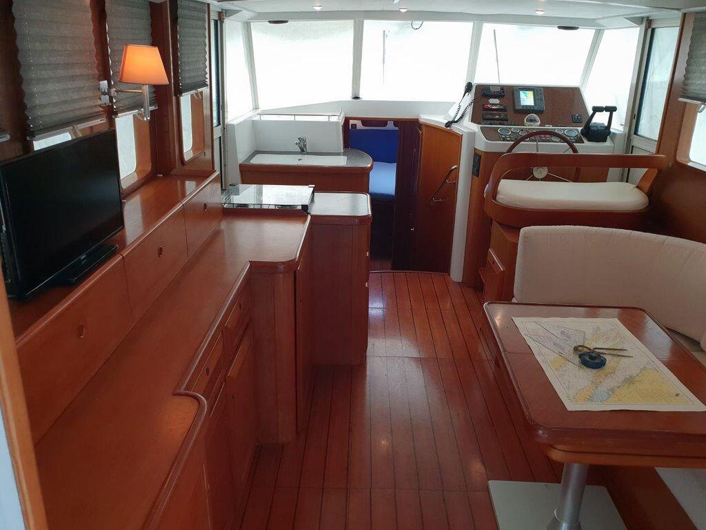 Motor yacht 