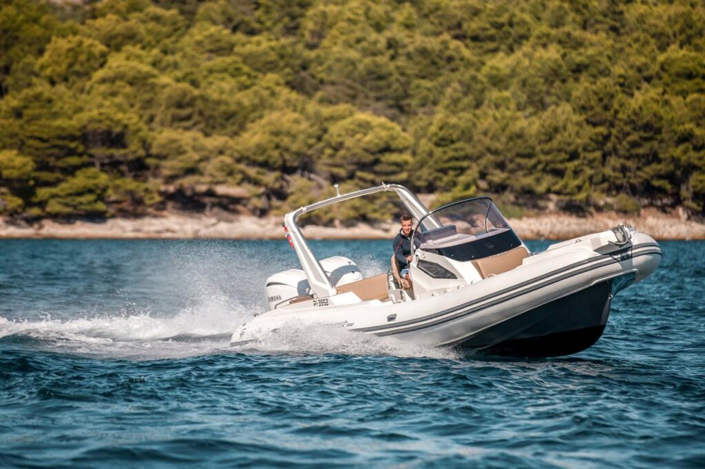 Rubber boat (R.I.B.) 