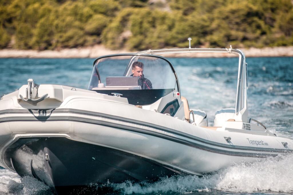 Rubber boat (R.I.B.) 