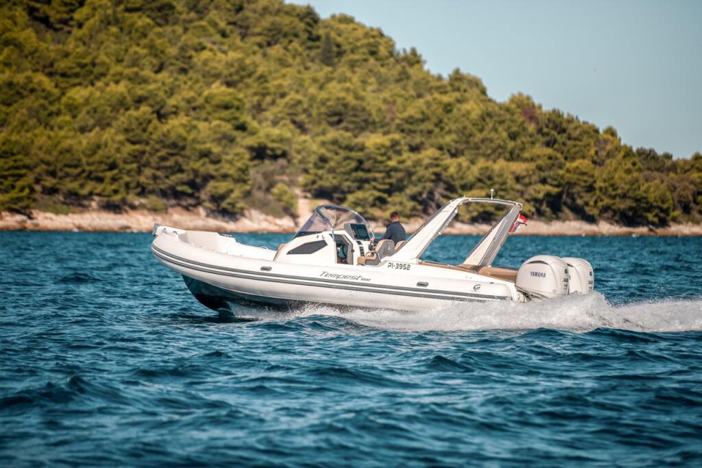 Rubber boat (R.I.B.) 