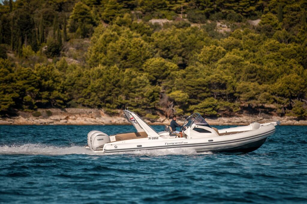 Rubber boat (R.I.B.) 