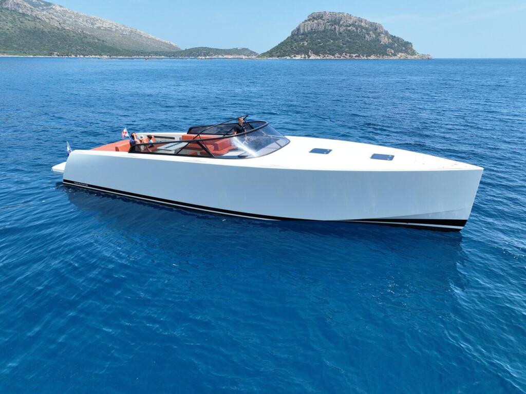 Motor boat 