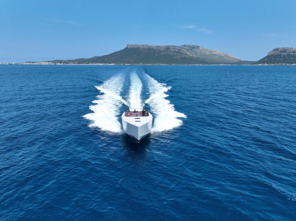 Motor boat 