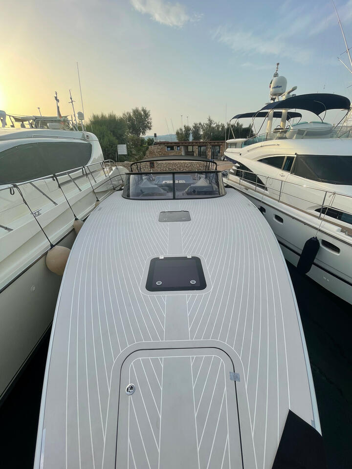 Motor boat 