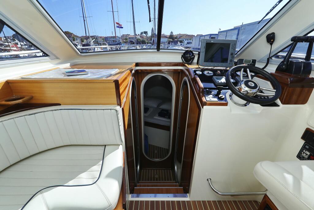 Motor boat 