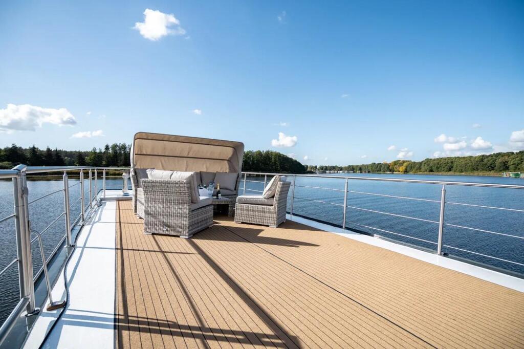 House boat 