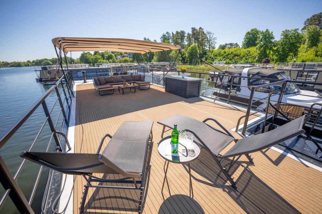 House boat 