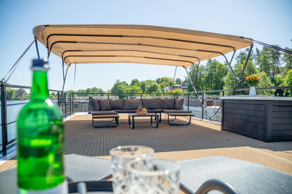 House boat 