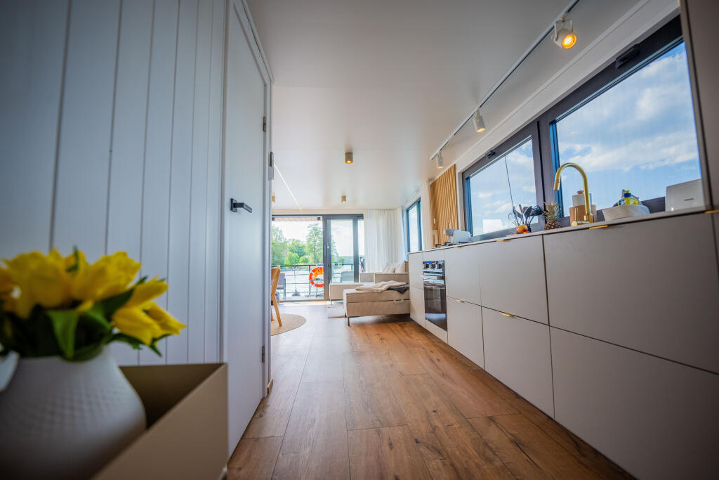 House boat 