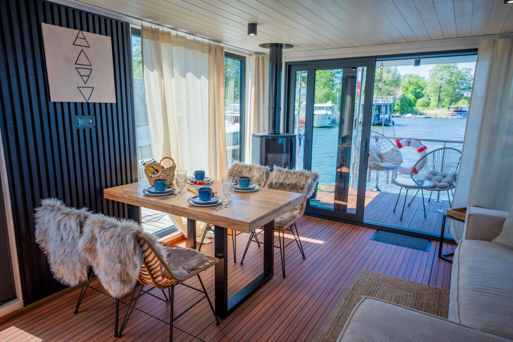 House boat 
