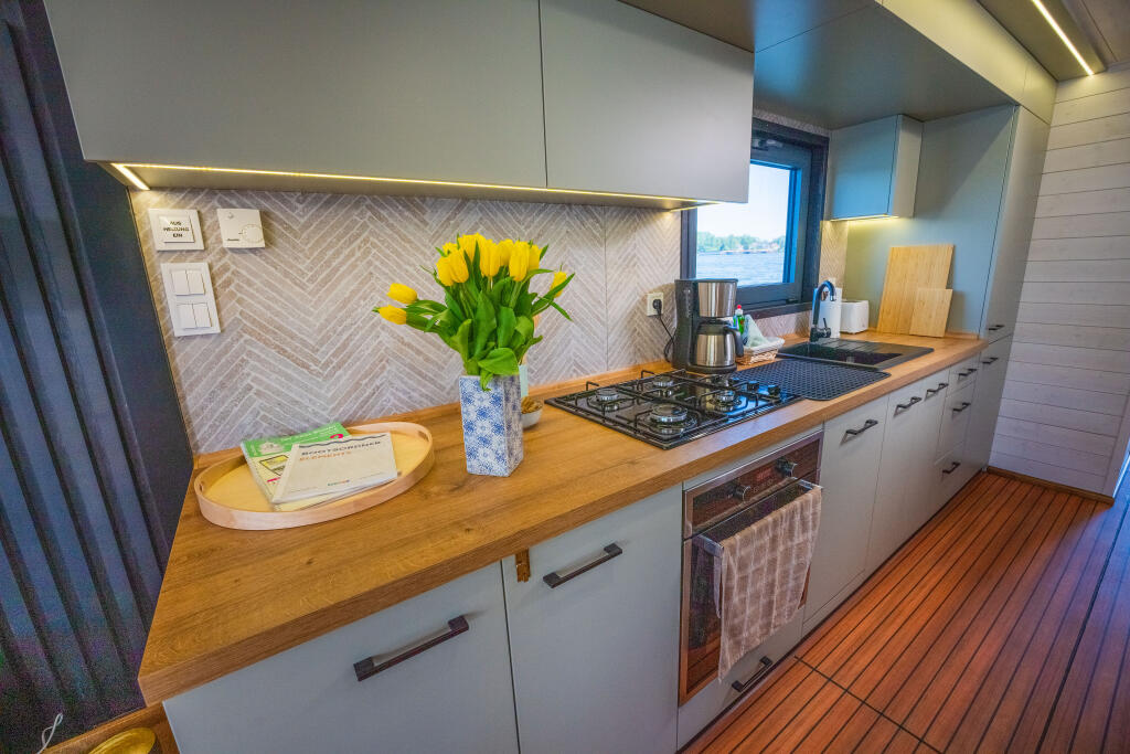 House boat 