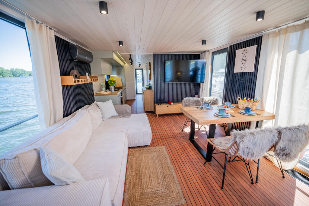 House boat 