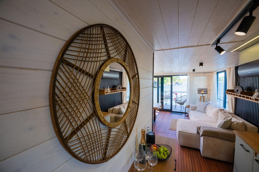 House boat 