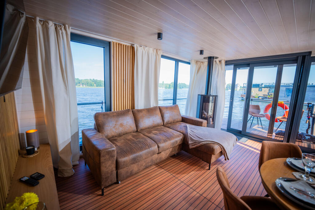 House boat 