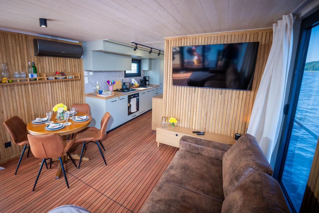 House boat 