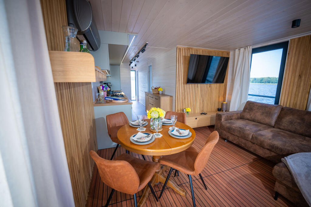 House boat 