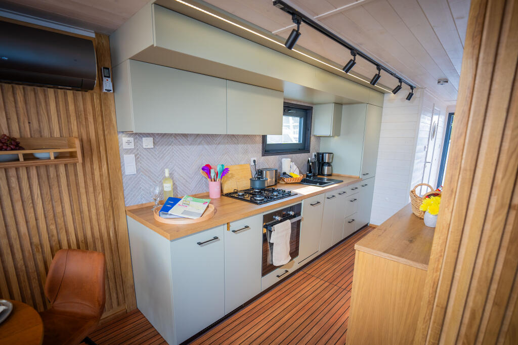 House boat 