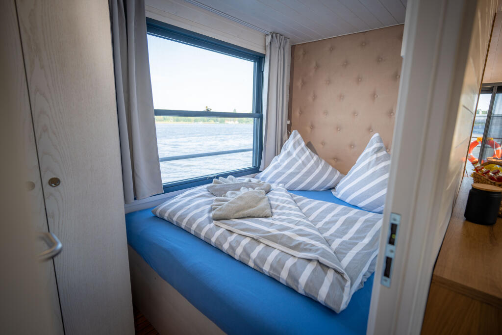 House boat 