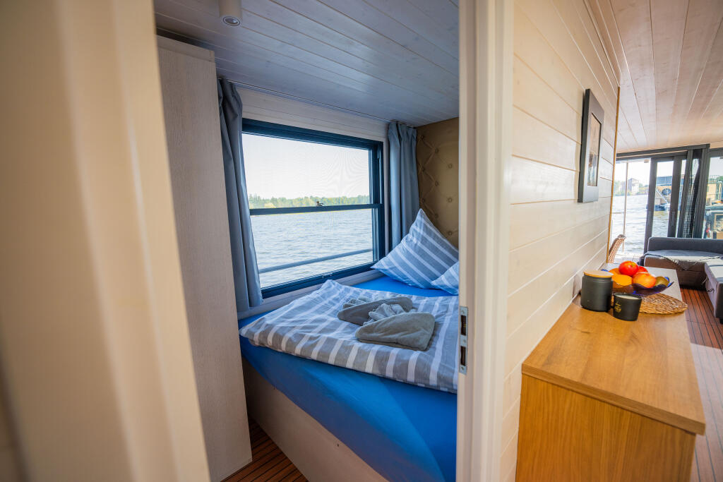 House boat 