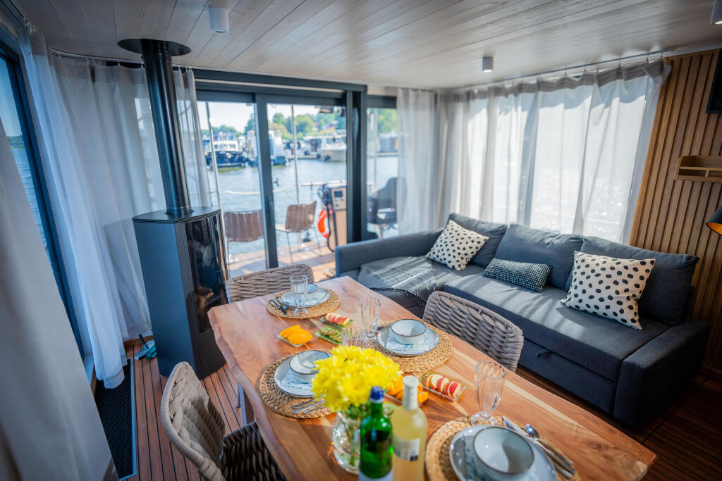 House boat 
