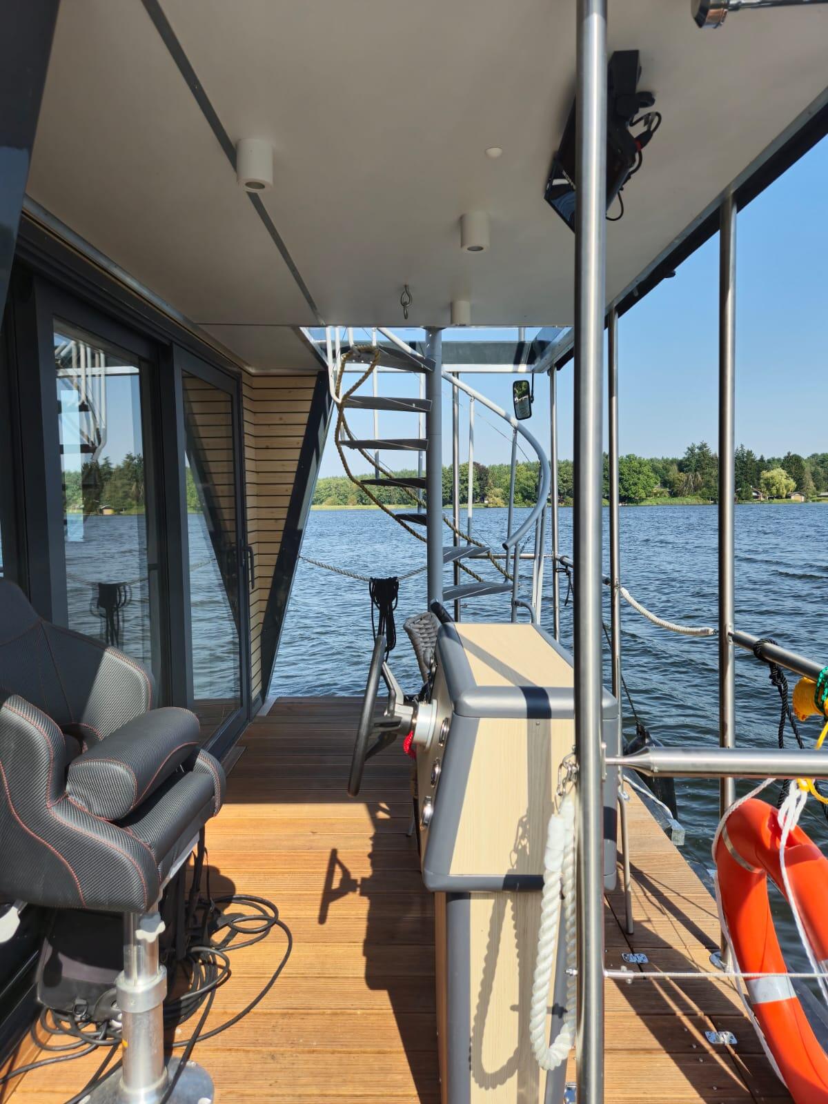 House boat 