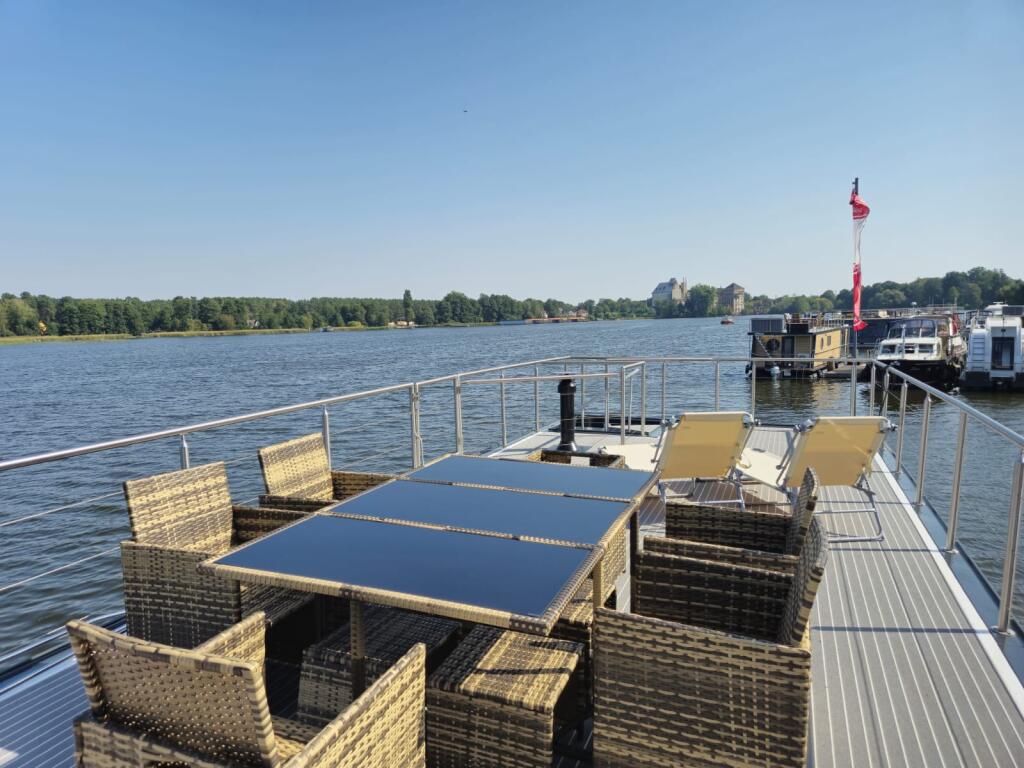 House boat 